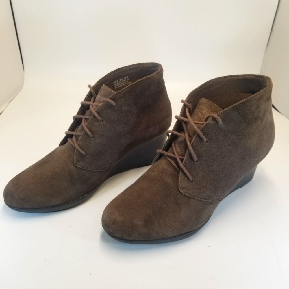 Clarks Bendable Womans Size 9M Brown Leather Suede Ankle Bootie Wedge Lace Up
